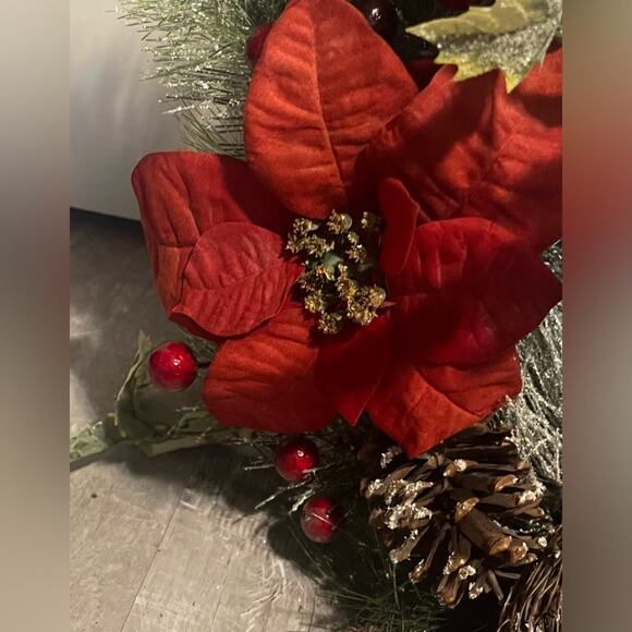 Christmas wreath with birds, poinsettias, cranberries, pine cones - Picture 4 of 11
